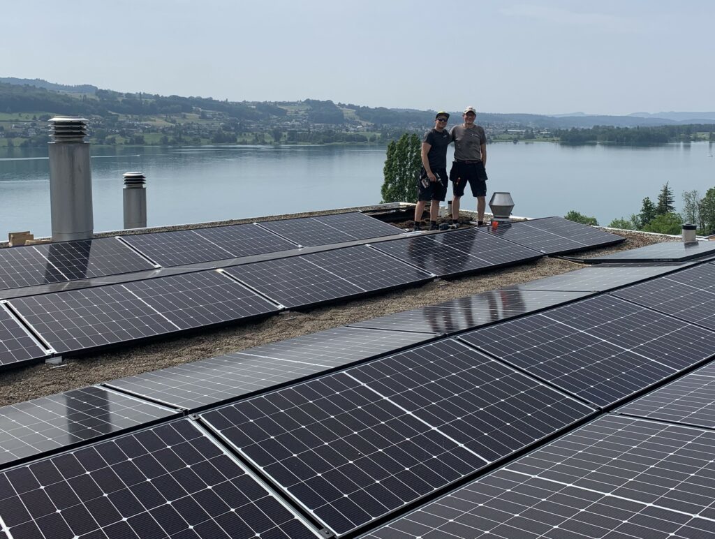 Solaranlage Montage mit See im Hintergrund